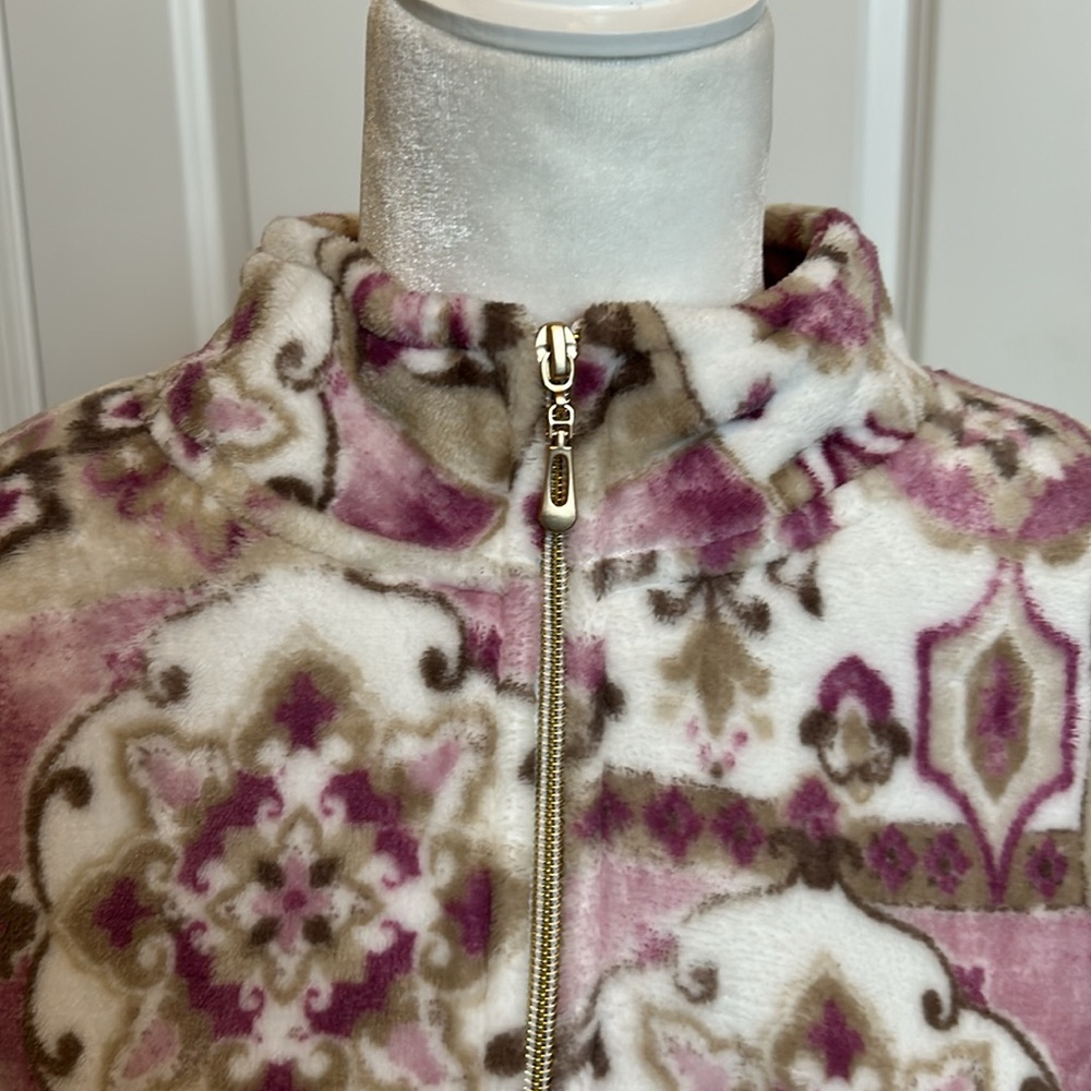 Alfred Dunner full zip 100% polyester jacket! Near new! Excellent condition. XL